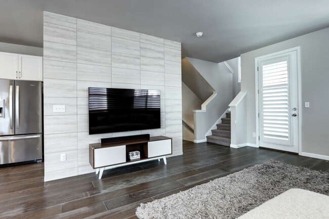 Building Photo - Evolve Real Estate: AVAILABLE 8/1/25! Stun...