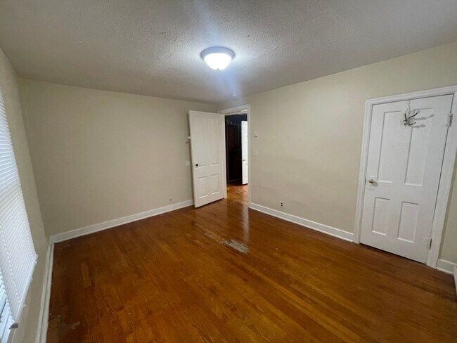 Building Photo - 3 Bedroom 1 Bathroom house Available Now!
