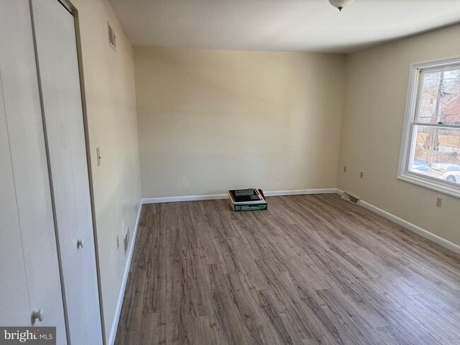 Building Photo - 425 Factory St