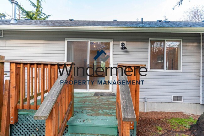 Building Photo - Single-Level 3 Bedroom Home with Fenced Yard