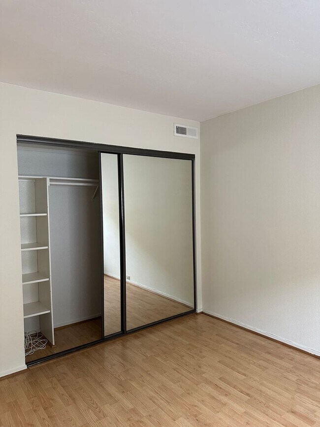 Building Photo - MISSION HILLS-SPACIOUS 2BR /2BA WITH MODER...
