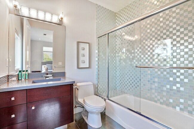Guest bath # 3 - ensuite - 841 N Crescent Heights Blvd