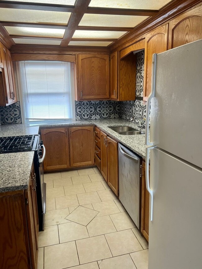 Building Photo - Large 2 bed 1 bath Duplex in Dundee!