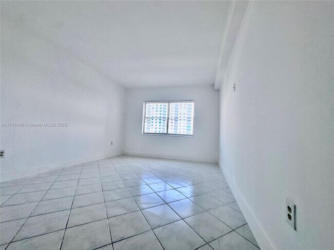 Building Photo - 400 Kings Point Dr