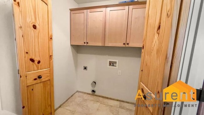 Building Photo - Wonderful Large Condo Available Now! MOVE-IN SPECIAL: Half Off First Month's Rent