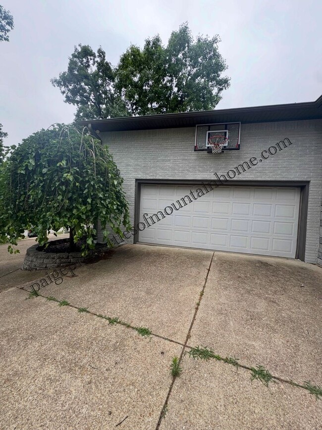Building Photo - 4 Bed/2 Bath Home in Village Green