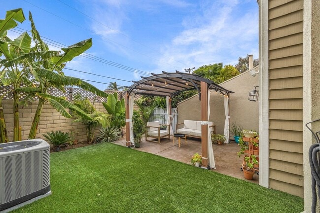Building Photo - Large townhome in Huntington Beach!