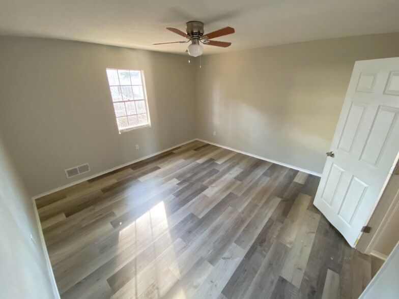 Building Photo - 709 Pine Tree Trail