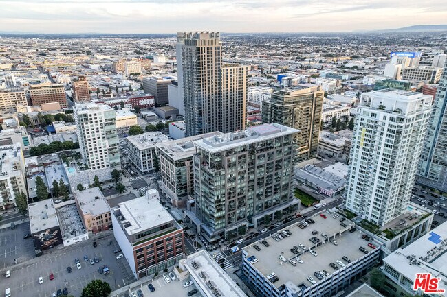 Building Photo - 1100 S Hope St