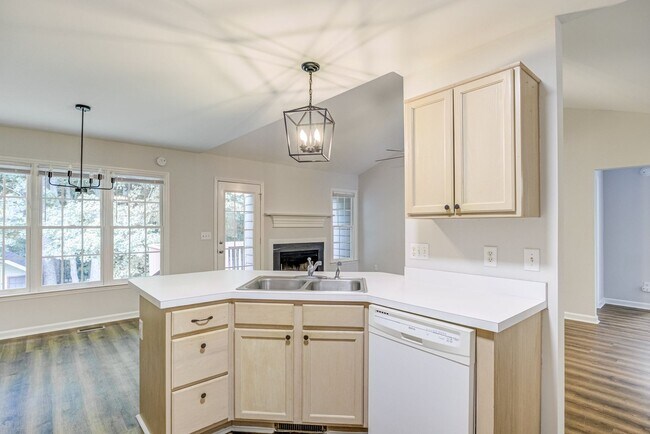 Building Photo - Charming 3 Bedroom Home