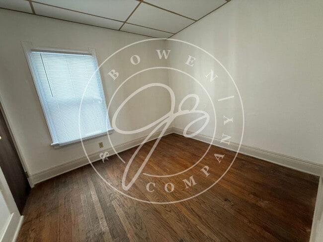 Building Photo - Cozy 2-Bed Home with Gleaming Hardwood Floors in Toledo!