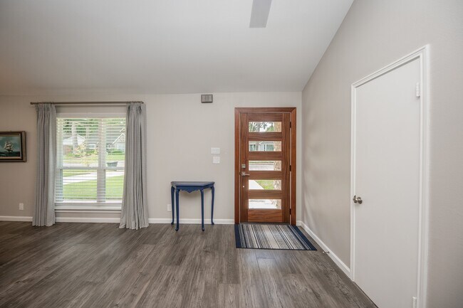 Building Photo - 926 Chantilly Ln