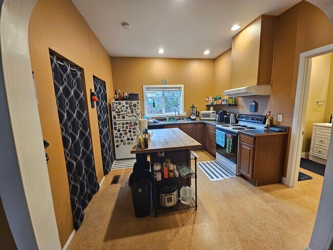 Building Photo - 2 Bedrooms, 1 Bathroom Single Family House