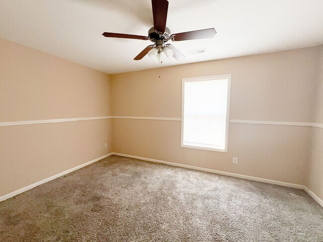 Building Photo - 2 Bedroom 1.5 Bath Townhome