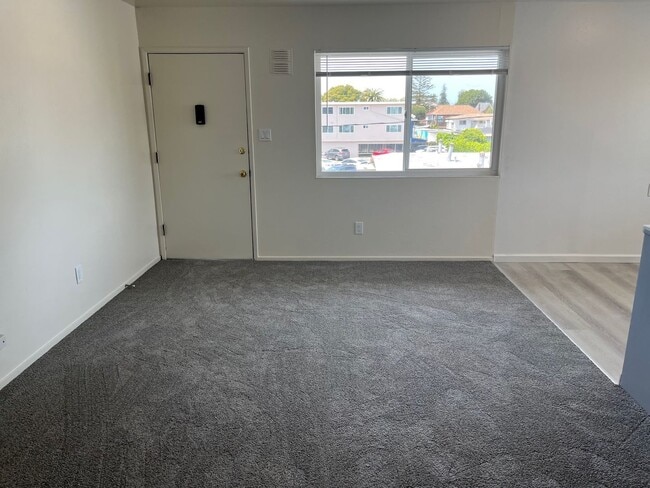 Building Photo - Spacious, Newly Remodeled, One Bedroom apartment
