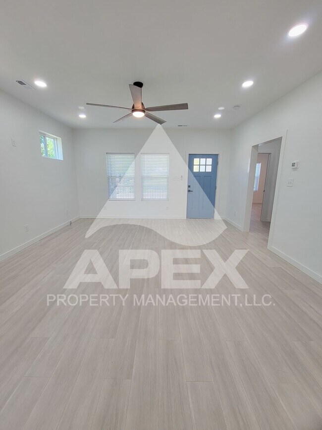 Building Photo - 3 Bd - 2 Ba Single family home mins from D...