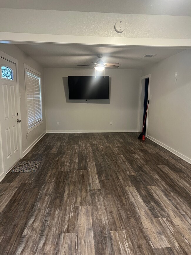 Building Photo - 557 E Elm St