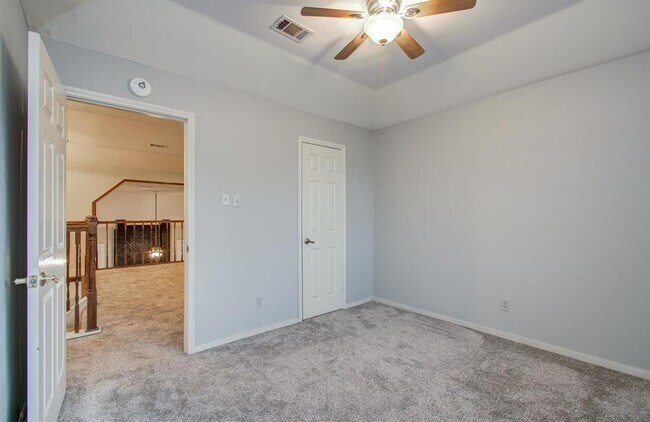 Building Photo - 5339 Holly View Dr