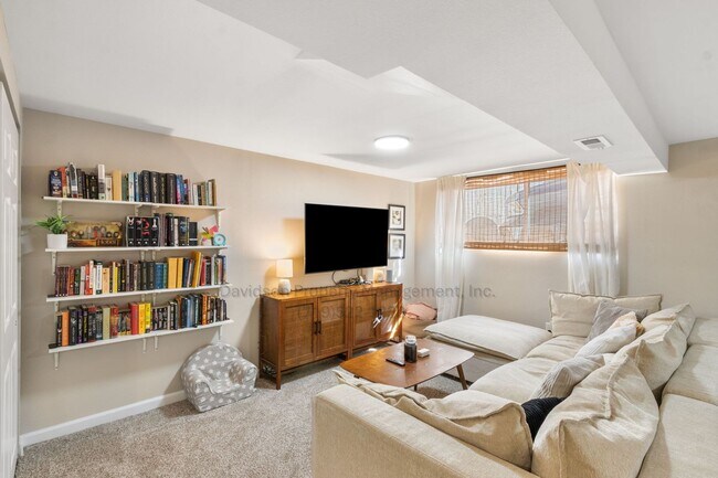 Building Photo - Updated 5 Bedroom House Near Memorial Park