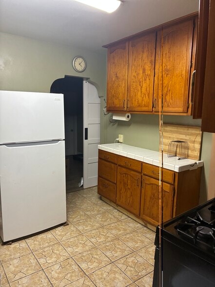 Kitchen area - 1315 W 36th Pl