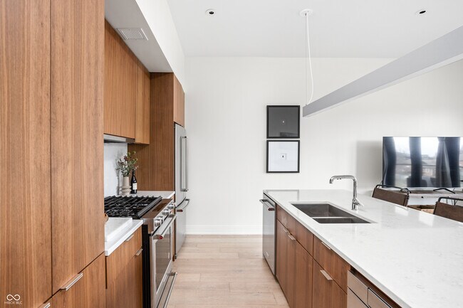 Building Photo - 877 N East St