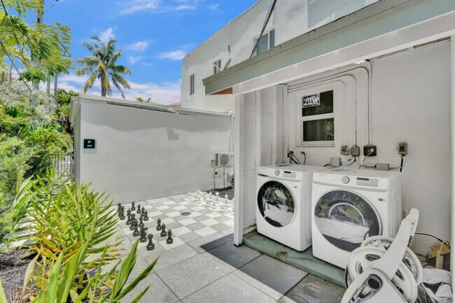 Building Photo - 3020 Seville St