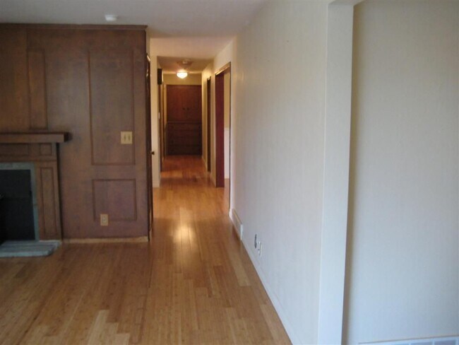 Building Photo - 5 bedrooms