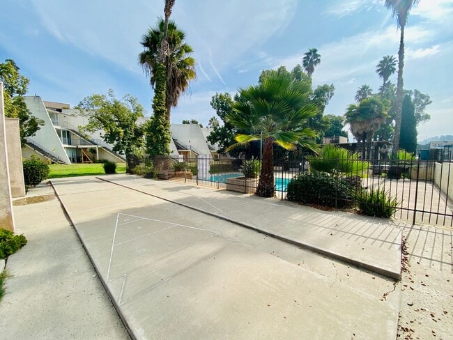 Building Photo - Beautifully Remodeled Home in the HEART of Fashion Valley! Comes with Parking!