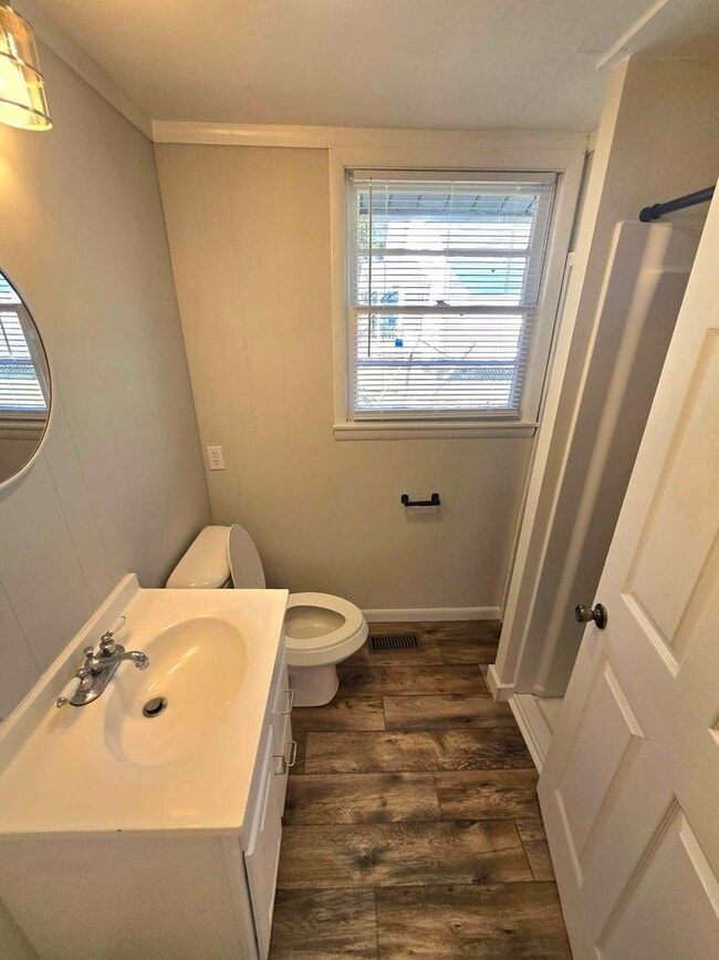 Building Photo - 5 bed and 3 bath (4 bed/2bath house) & (1 bed/1 bath home)