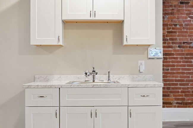 Building Photo - 7 Maple St