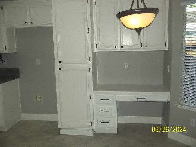 Building Photo - Woodcreek Oaks area home on quiet street