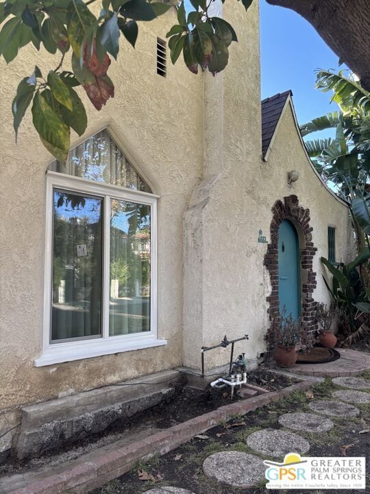 Building Photo - 833 N Orange Dr