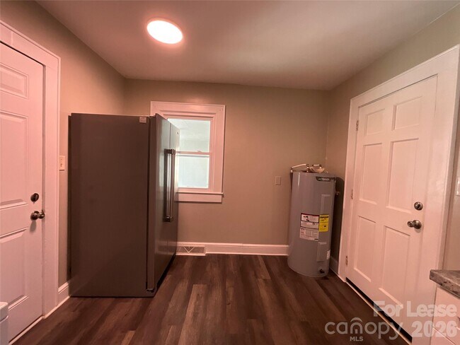 Building Photo - 611 Hoover Dr