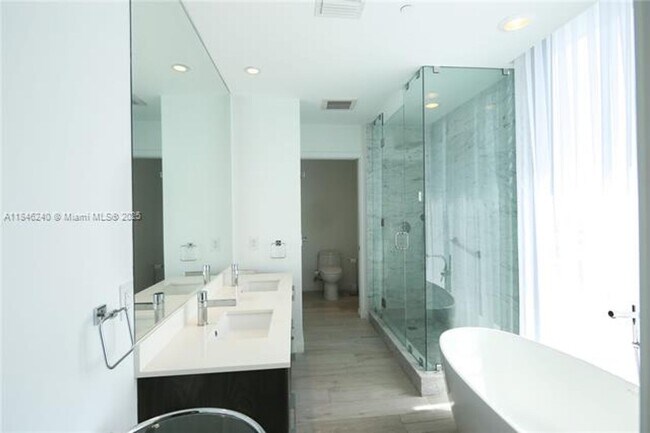 Building Photo - 480 NE 31st St