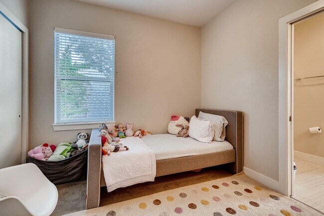 Building Photo - 534 S Lincoln St