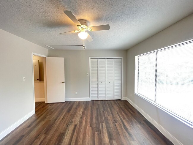Building Photo - 7800 Fernbrook Way