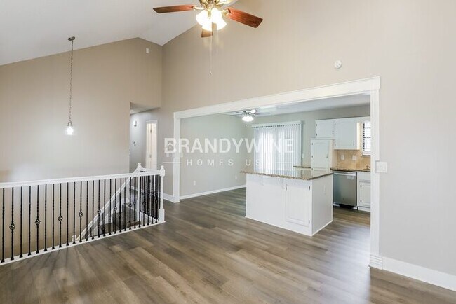 Building Photo - 521 SE Onyx Dr