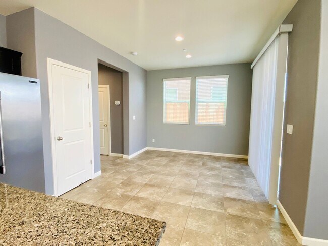 Building Photo - $2,395 Belmont & Fowler, 3 Bedroom - N Eli...