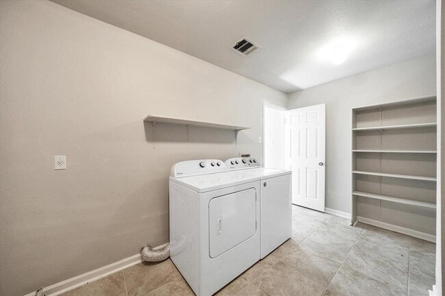 Building Photo - 1701 Balsam Way