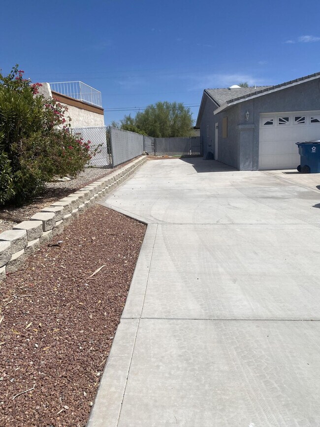Building Photo - 1746 Cliffrose Dr