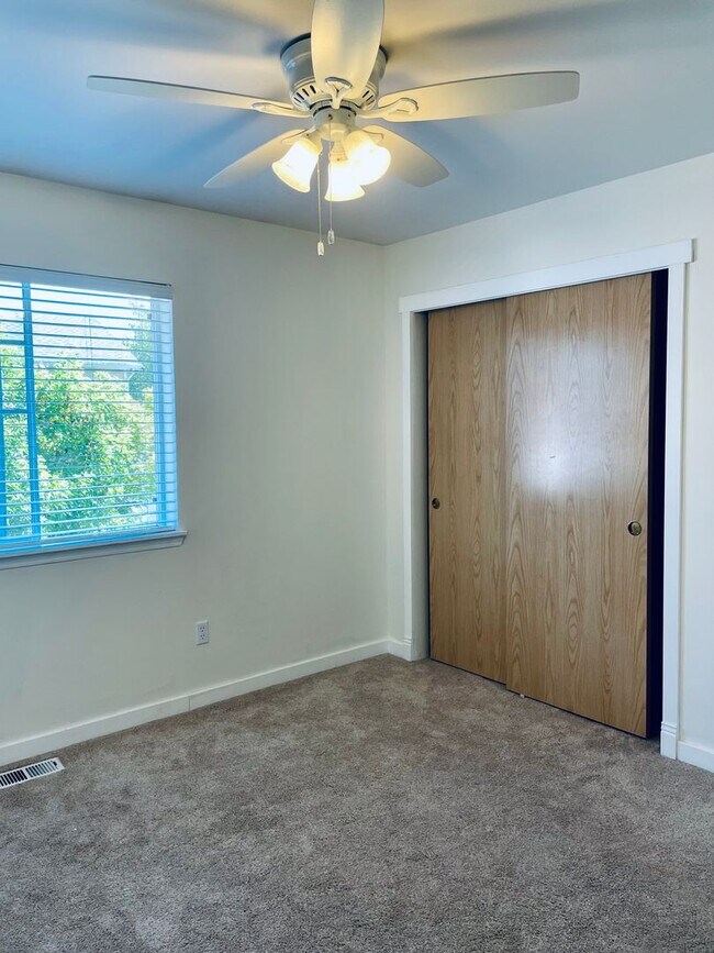 Building Photo - 3 Bedroom DuPont Home for Rent