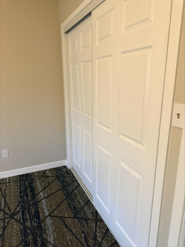 Building Photo - 1327B 9th W Ave