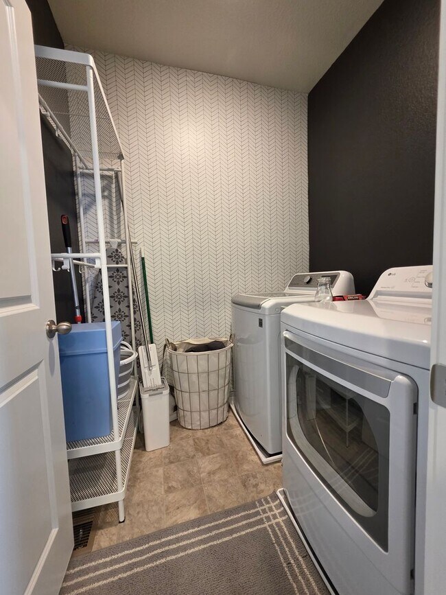 Building Photo - Beautiful Newer Build 3 Bedroom Home in Be...