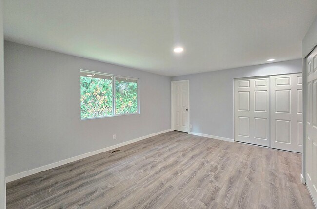 Building Photo - 4 Bedroom 3 Bath in Lake Forest Park