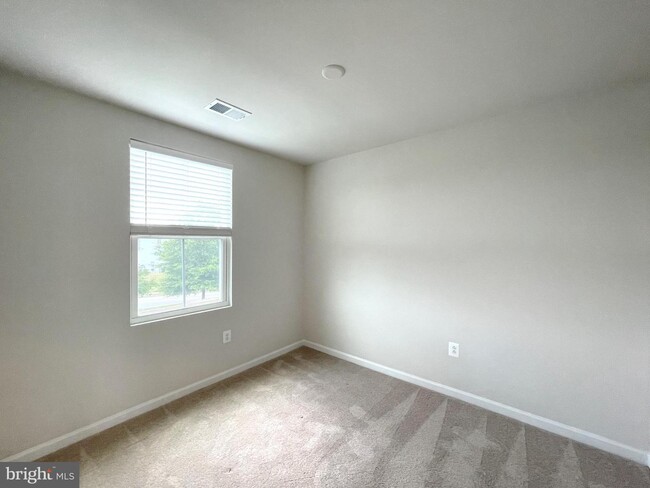 Building Photo - 46350 Sandbar Ln