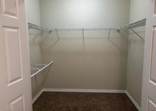 Building Photo - "Spacious 4-Bed Townhouse in Fort Walton B...