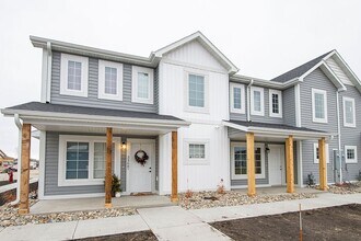 Building Photo - Charming Townhome in South Bismarck – Move-In Ready!