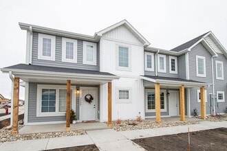 Building Photo - Luxury Townhome Living