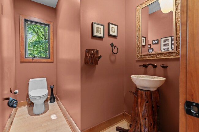 Building Photo - Luxurious 5-Bed Sanctuary with Scenic View...