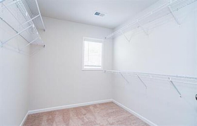 Building Photo - Spacious 3/2 Available Now!